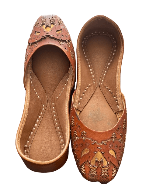 Handcrafted Tilla Kadayi Jutti