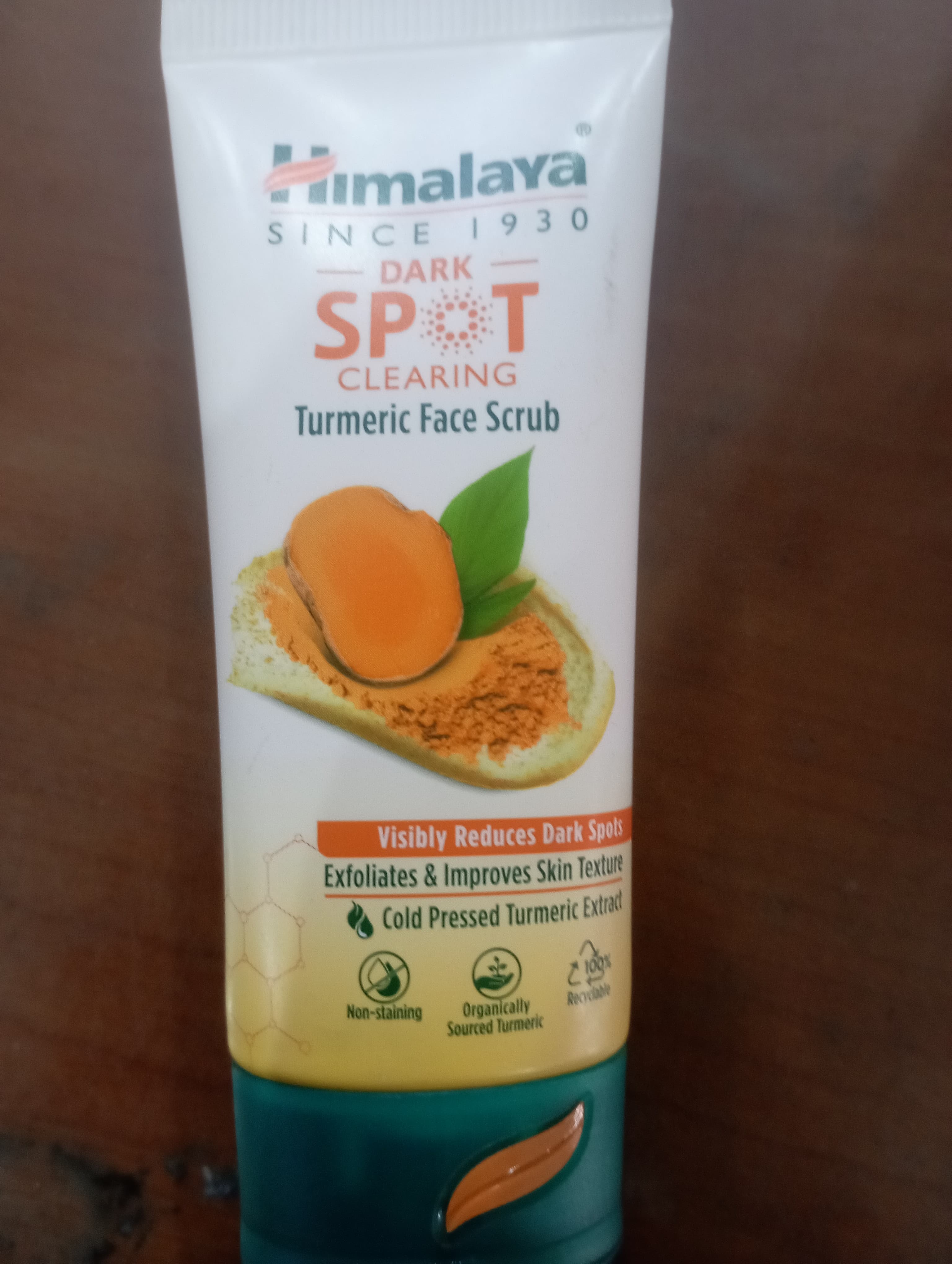 Himalaya since 1930 dark spot clearing turmeric face scrub