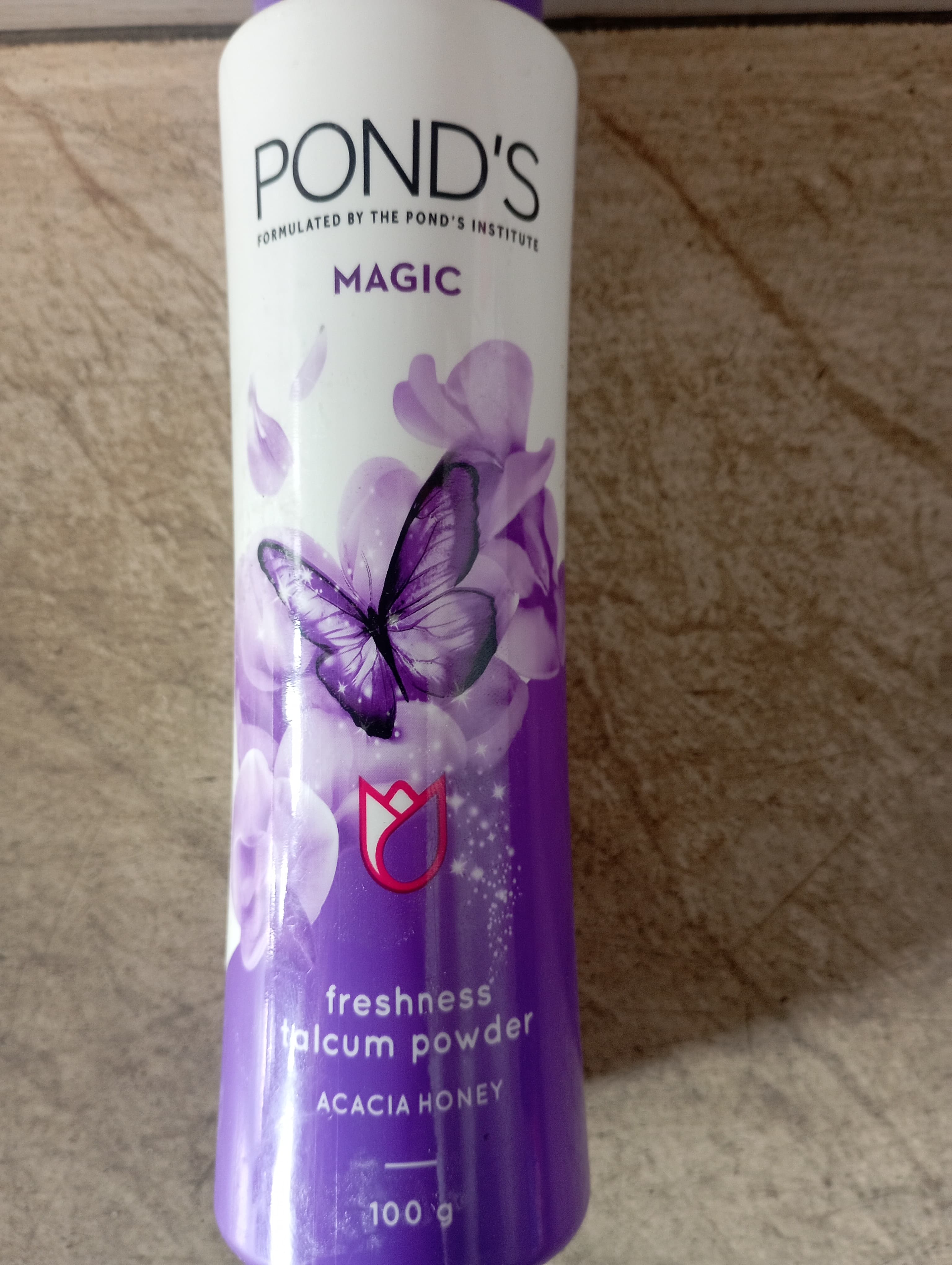 Pond's Magic Freshness Talcum powder