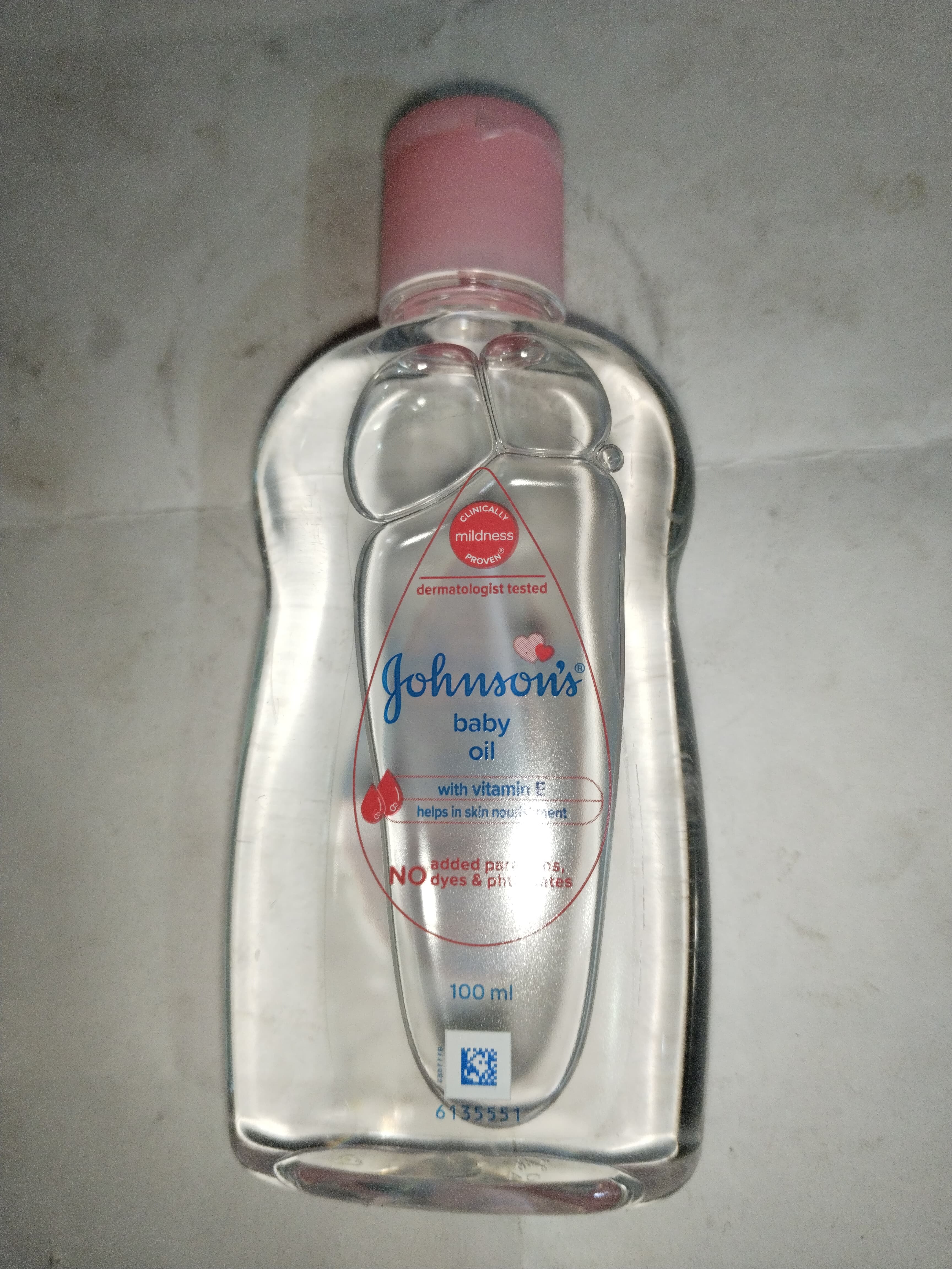 Johnson's Baby Oil With vitamin e Helps in skin nourishment
