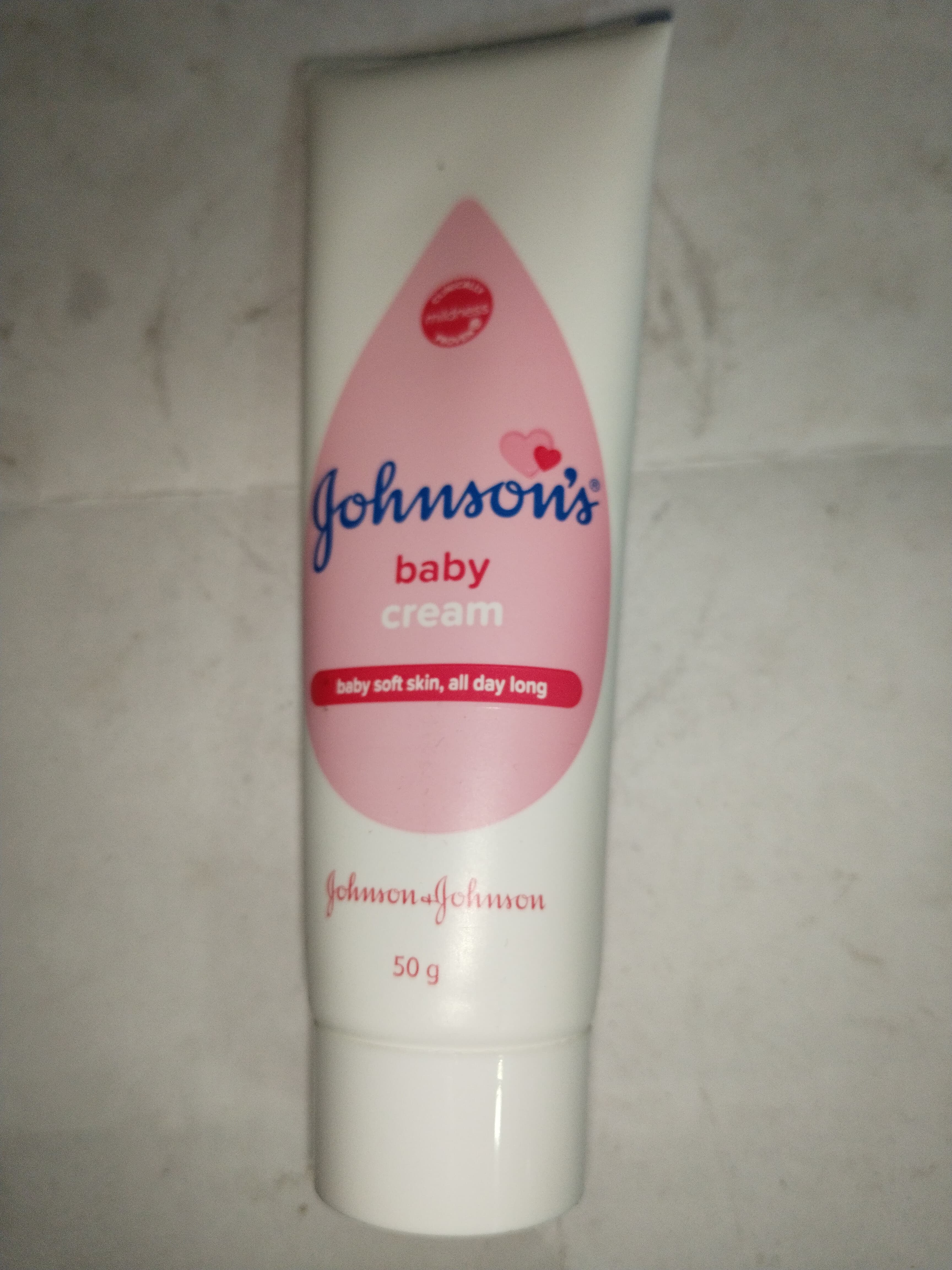 Johnson's Baby Cream Helps nourish baby's skin