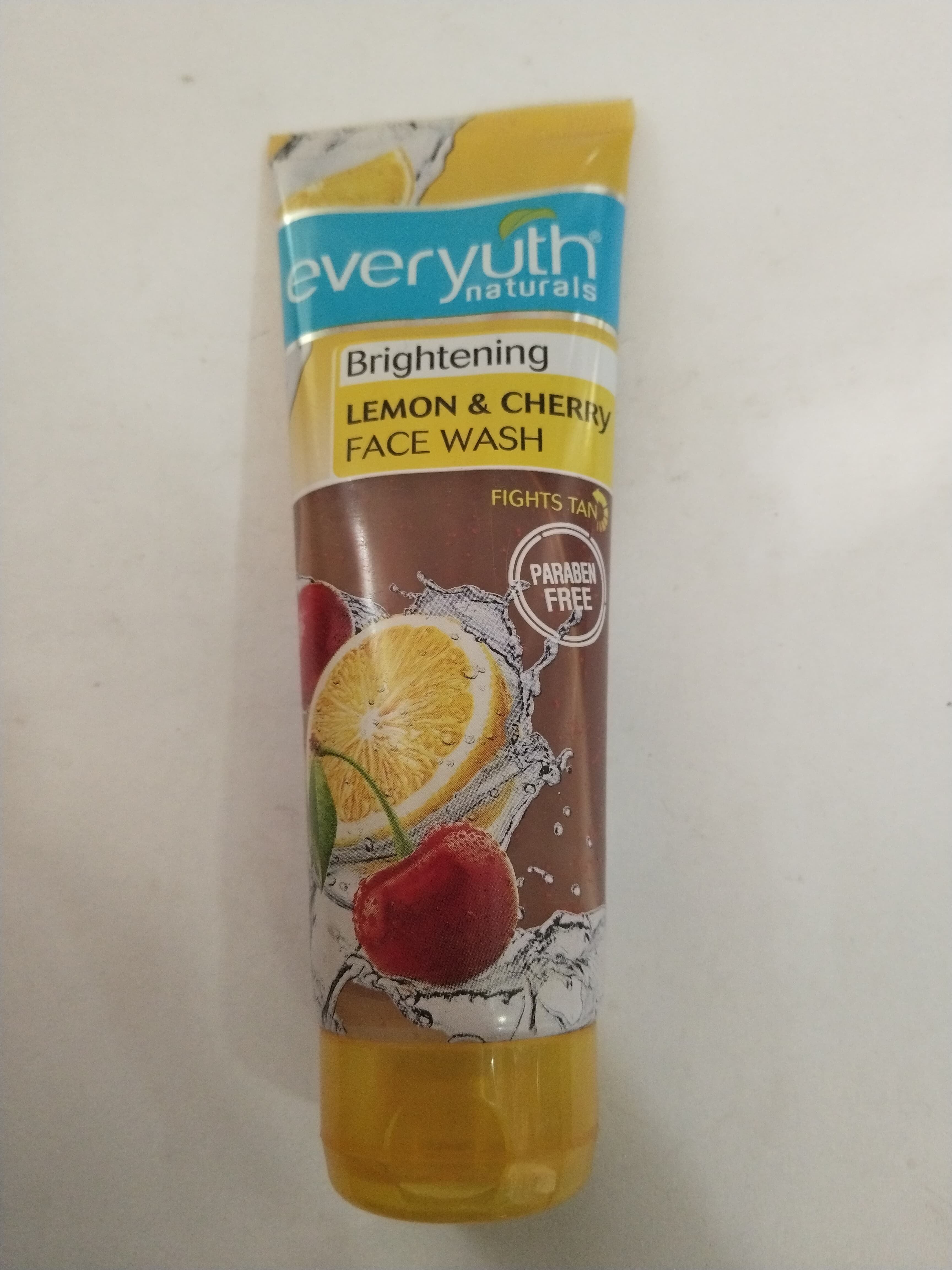Everyuth Naturals Brightening Lemon & cherry Face wash Fights tan