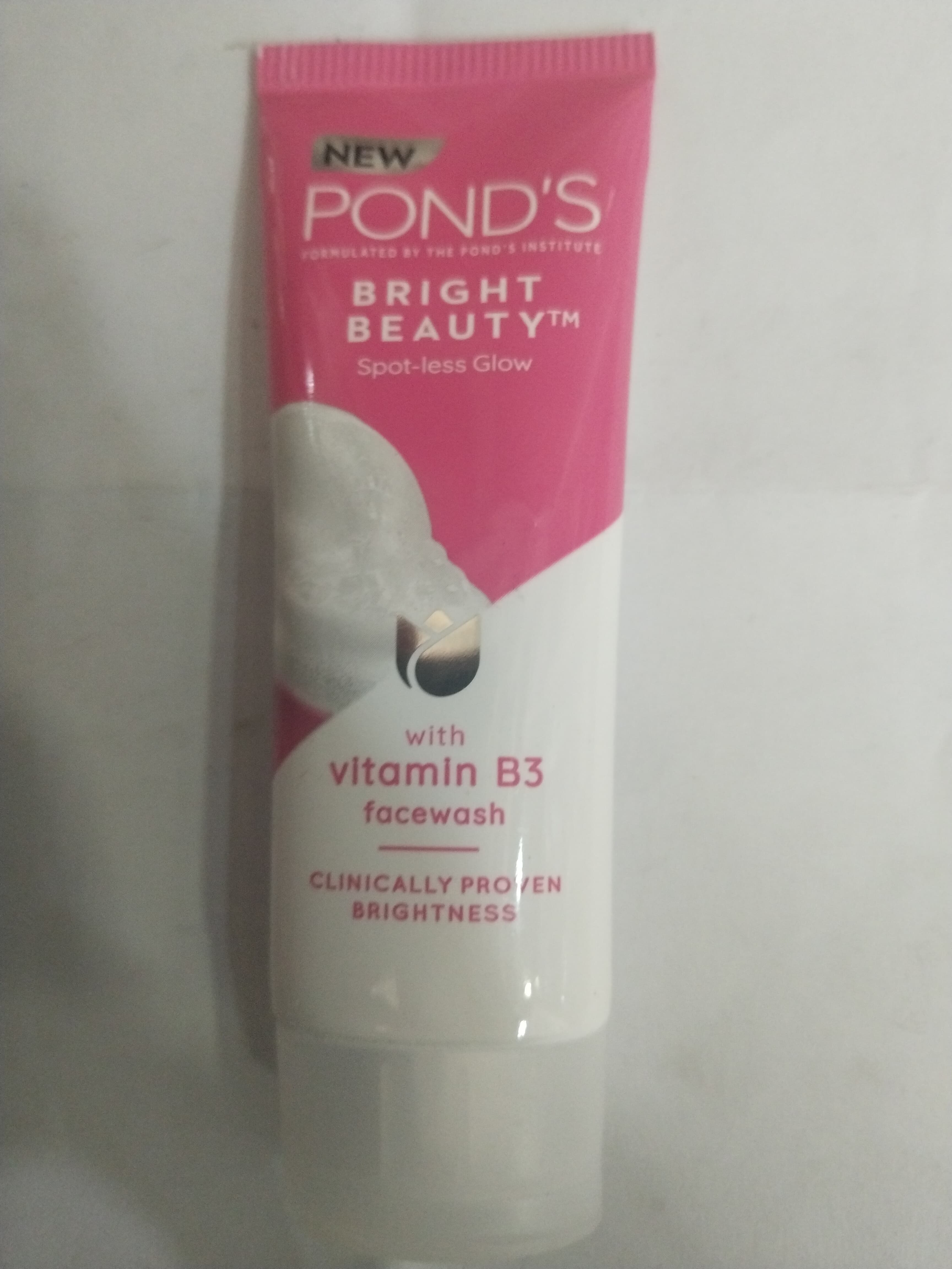 Pond's Bright Beauty Spot-less glow Vitamin b3 Facewash