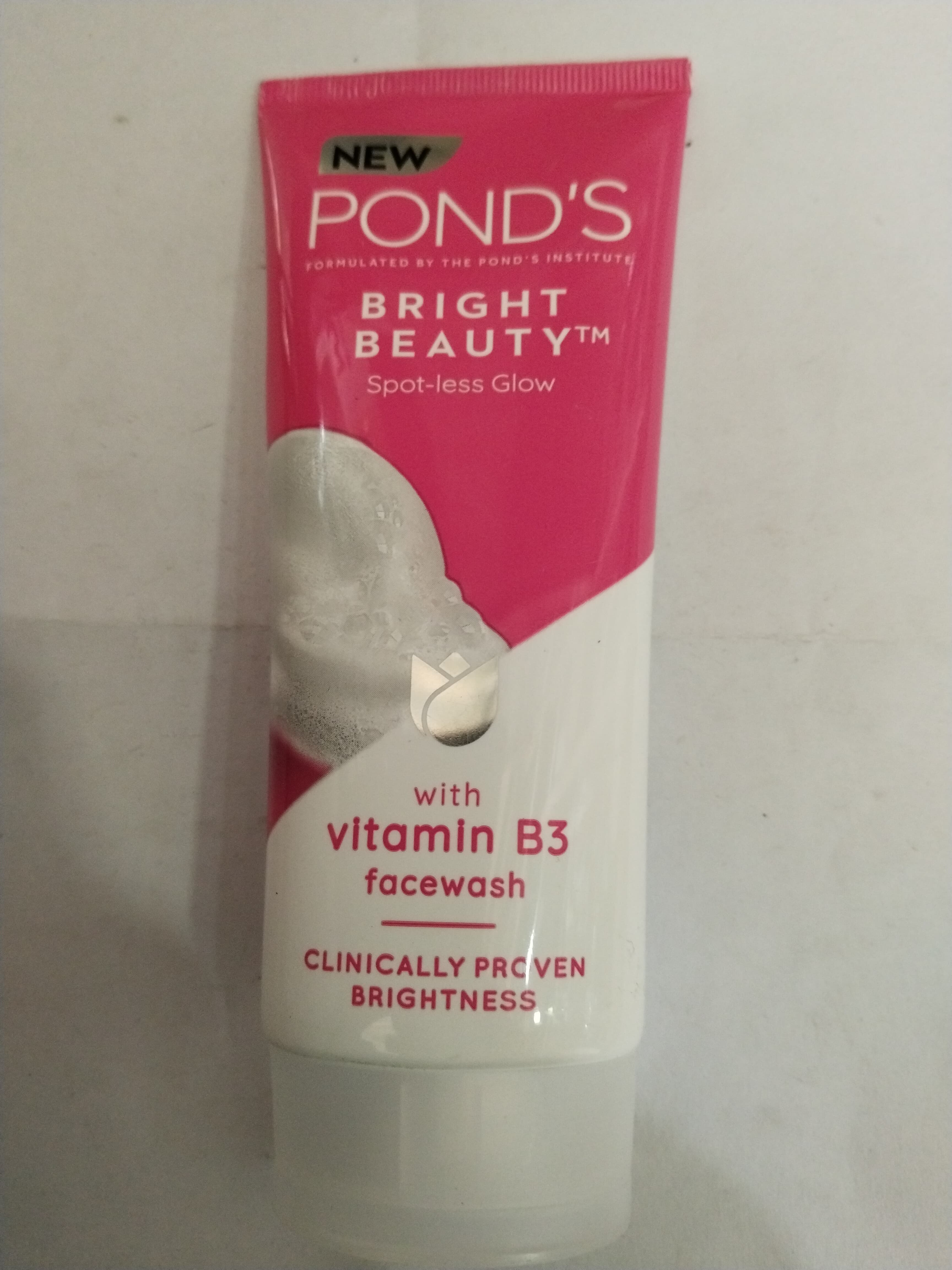 Pond's Bright Beauty Spot-less glow Vitamin b3 Facewash