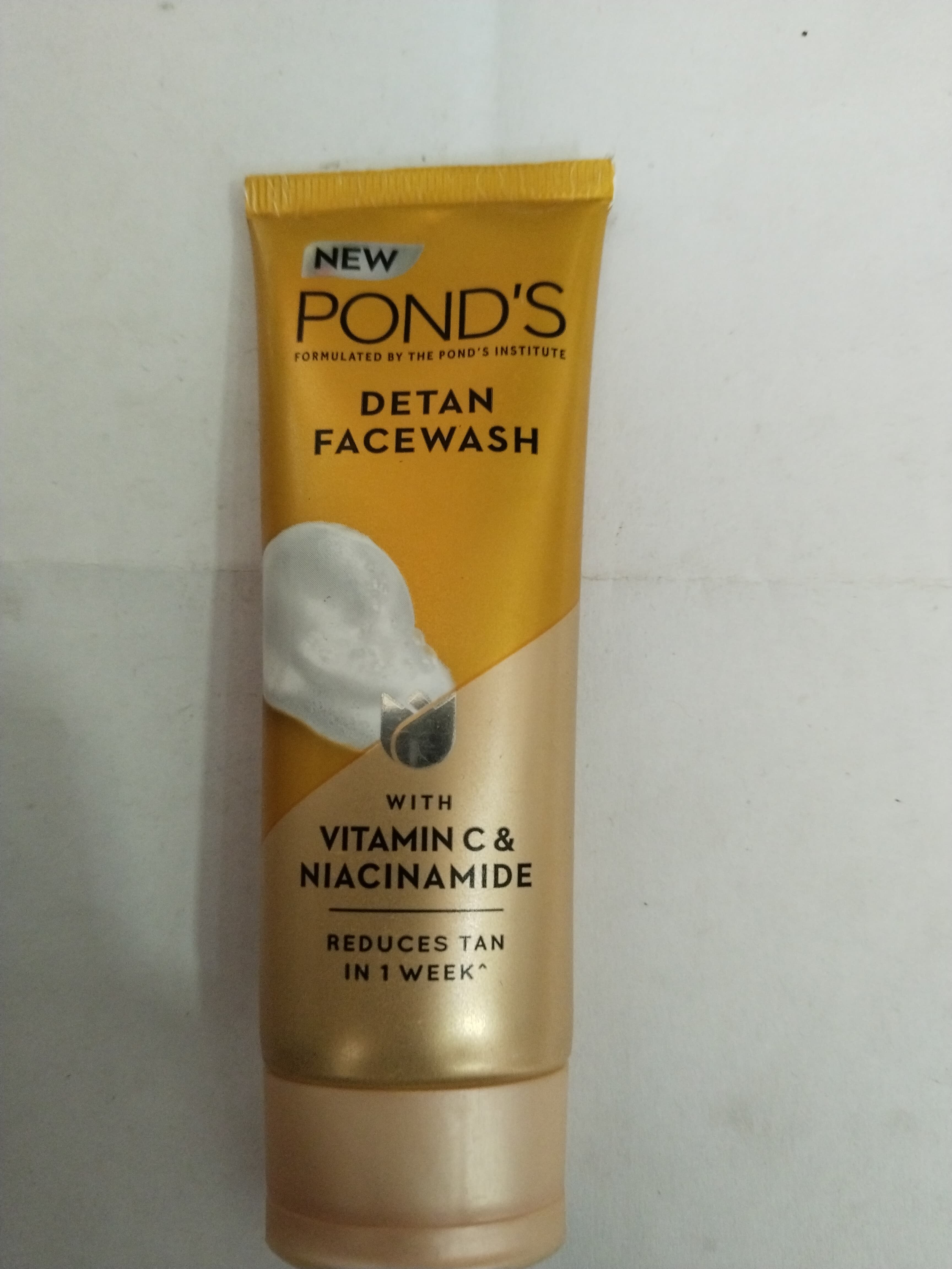 Pond's Detan Facewash With Vitamin c & Niacinamide
