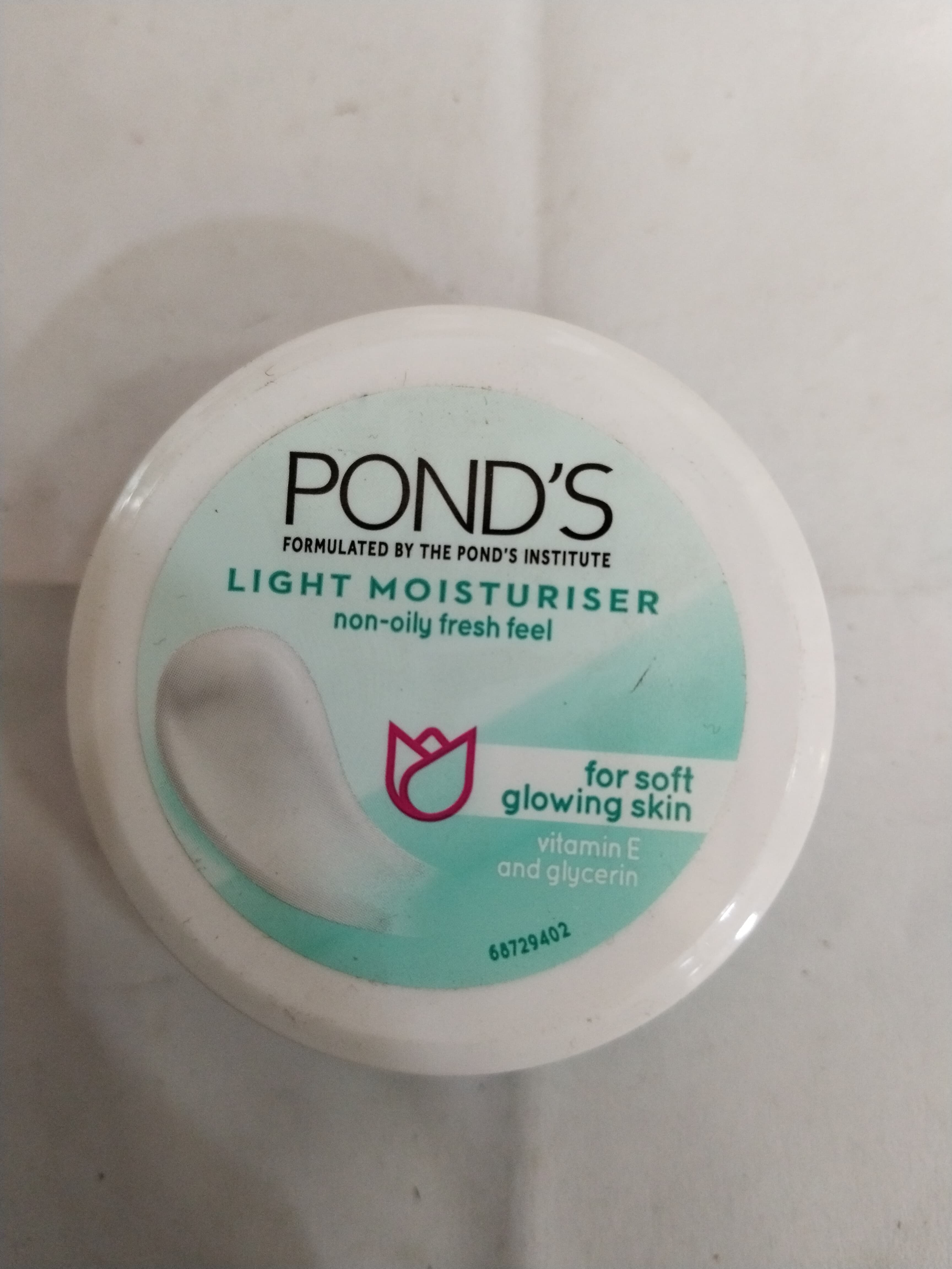 Pond's Light moisturiser Non-oily fresh feel For soft Glowing skin