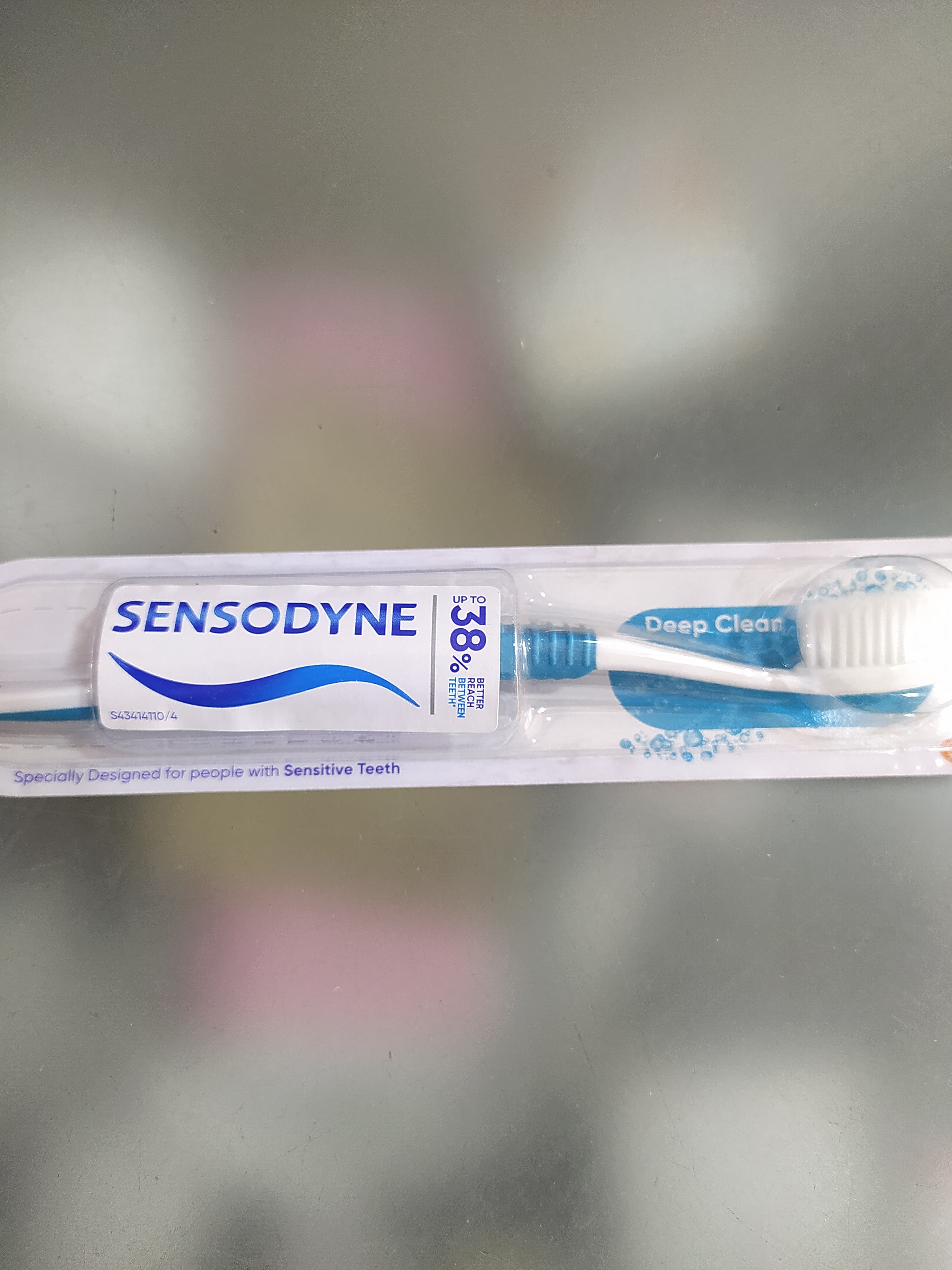 Sensodyne Deep clean Specially designed for people with sensitive teeth Up to Korey