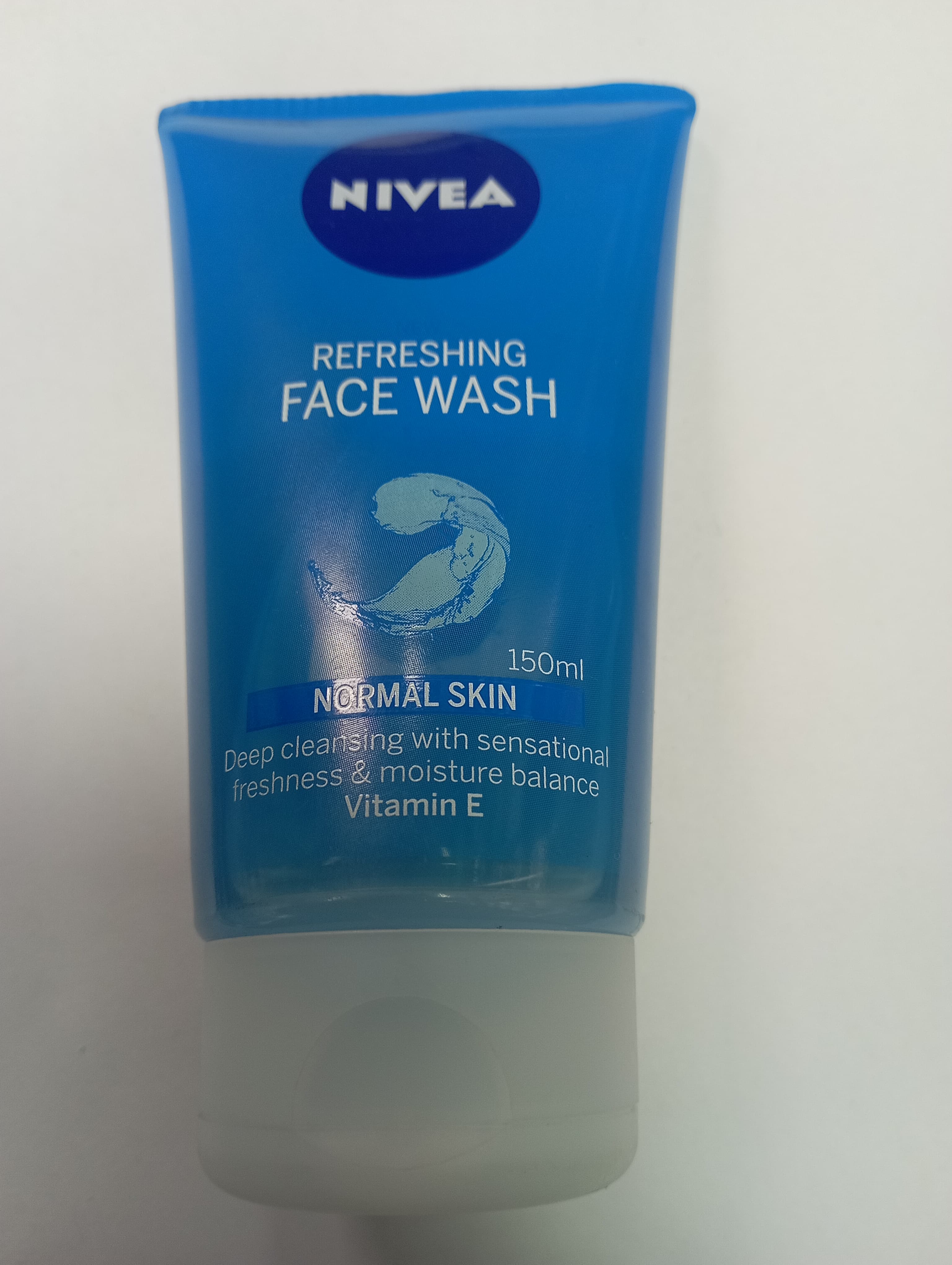 Nivea Refreshing Face wash Normal skin Deep cleansing with sensational Freshness & moisture balance Vitamin e 150ml