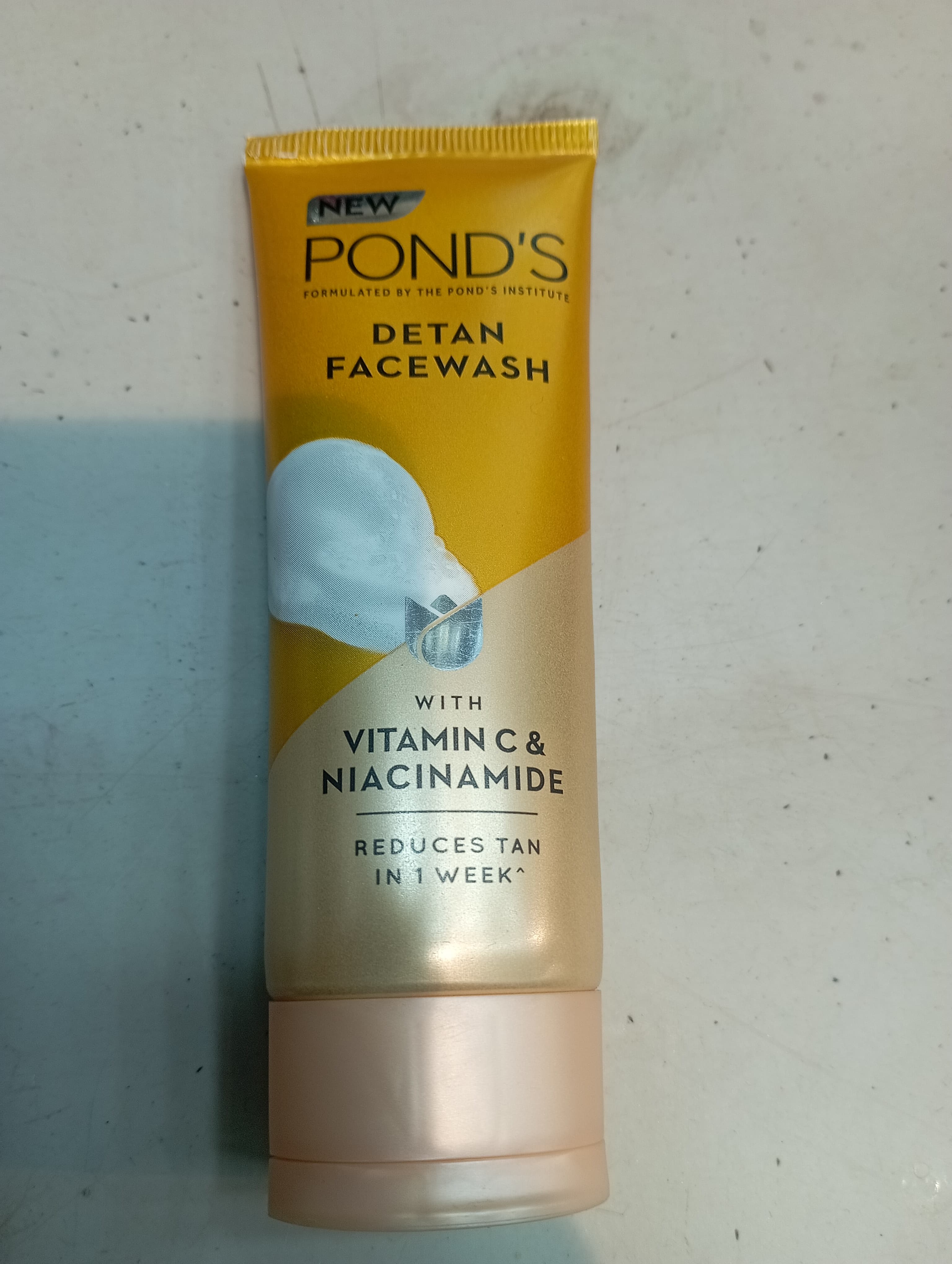 Pond's Formulated by the pond's institute Detan Facewash With Vitamin c & Niacinamide Reduces tan In 1 week