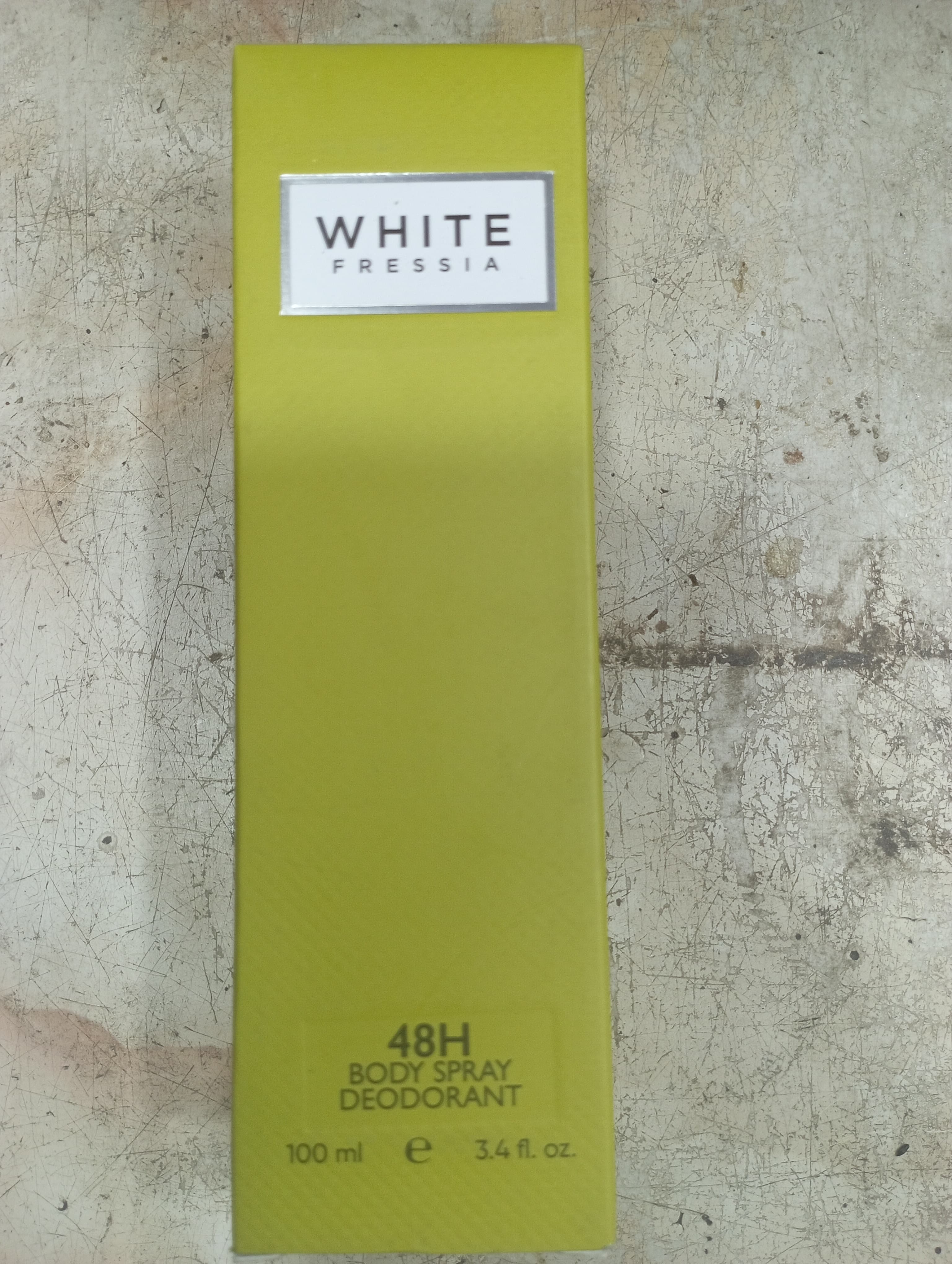 White Fressia 48h Body spray Deodorant 100 ml e 3.4 fl. oz.