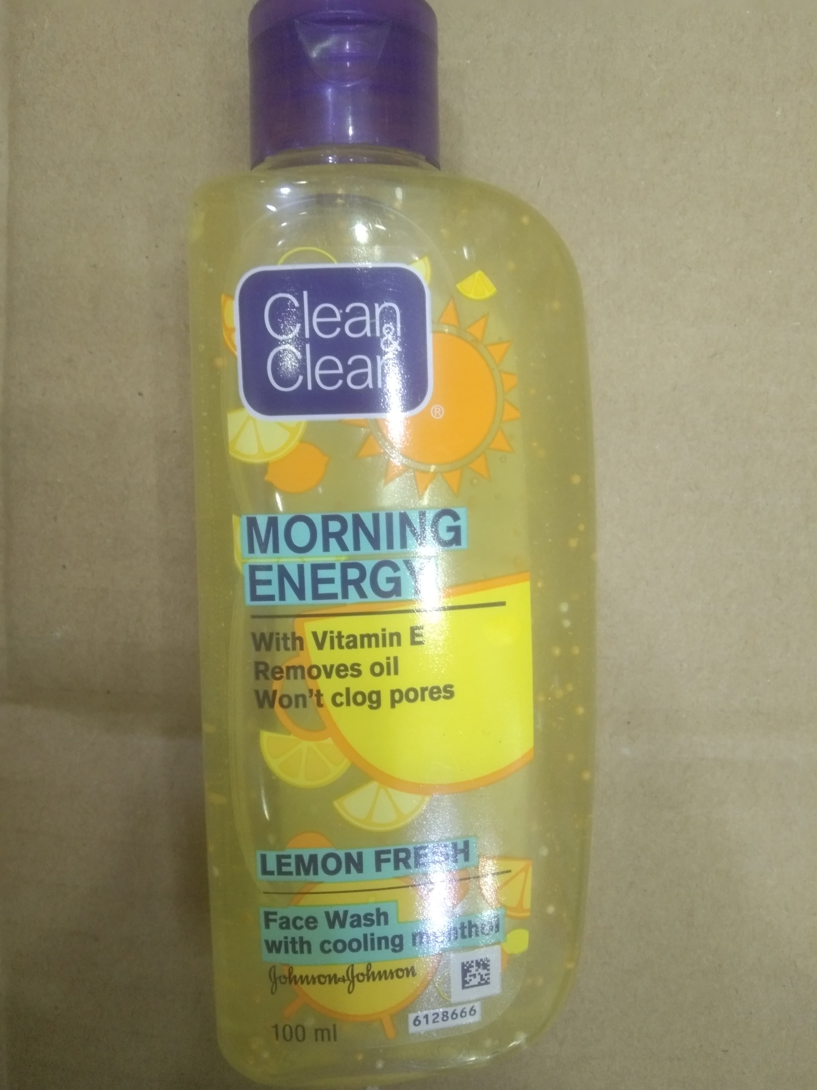 Clean Clear Morning Energy With vitamin e Removes oil Won't clog pores Lemon fresh Face wash 100 ml