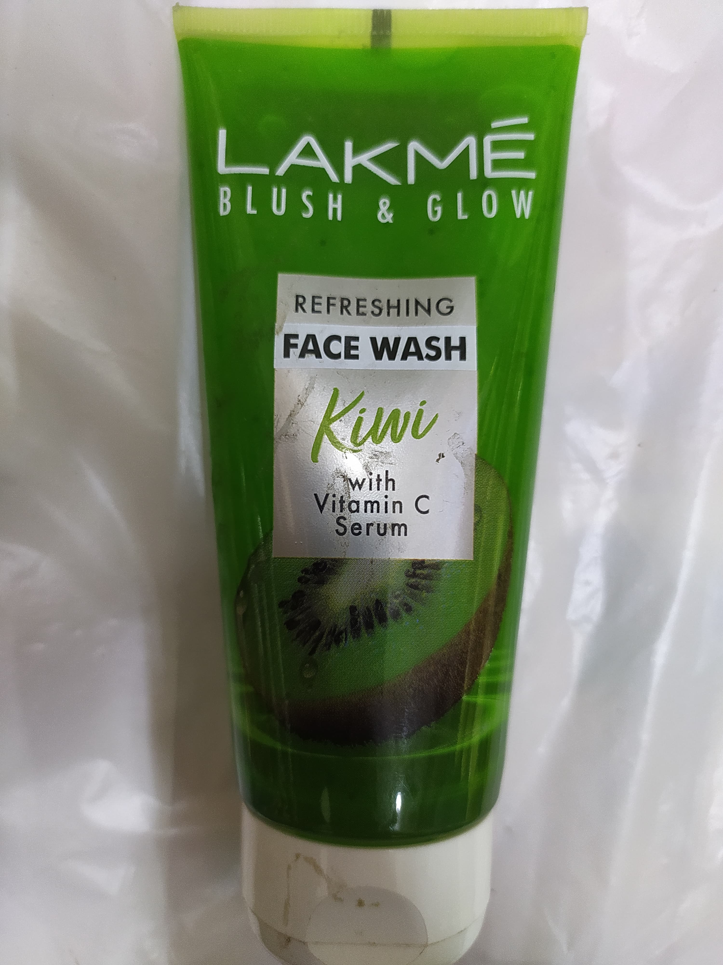 Lakmé Blush & glow Refreshing Face wash kiwi With Vitamin c Serum