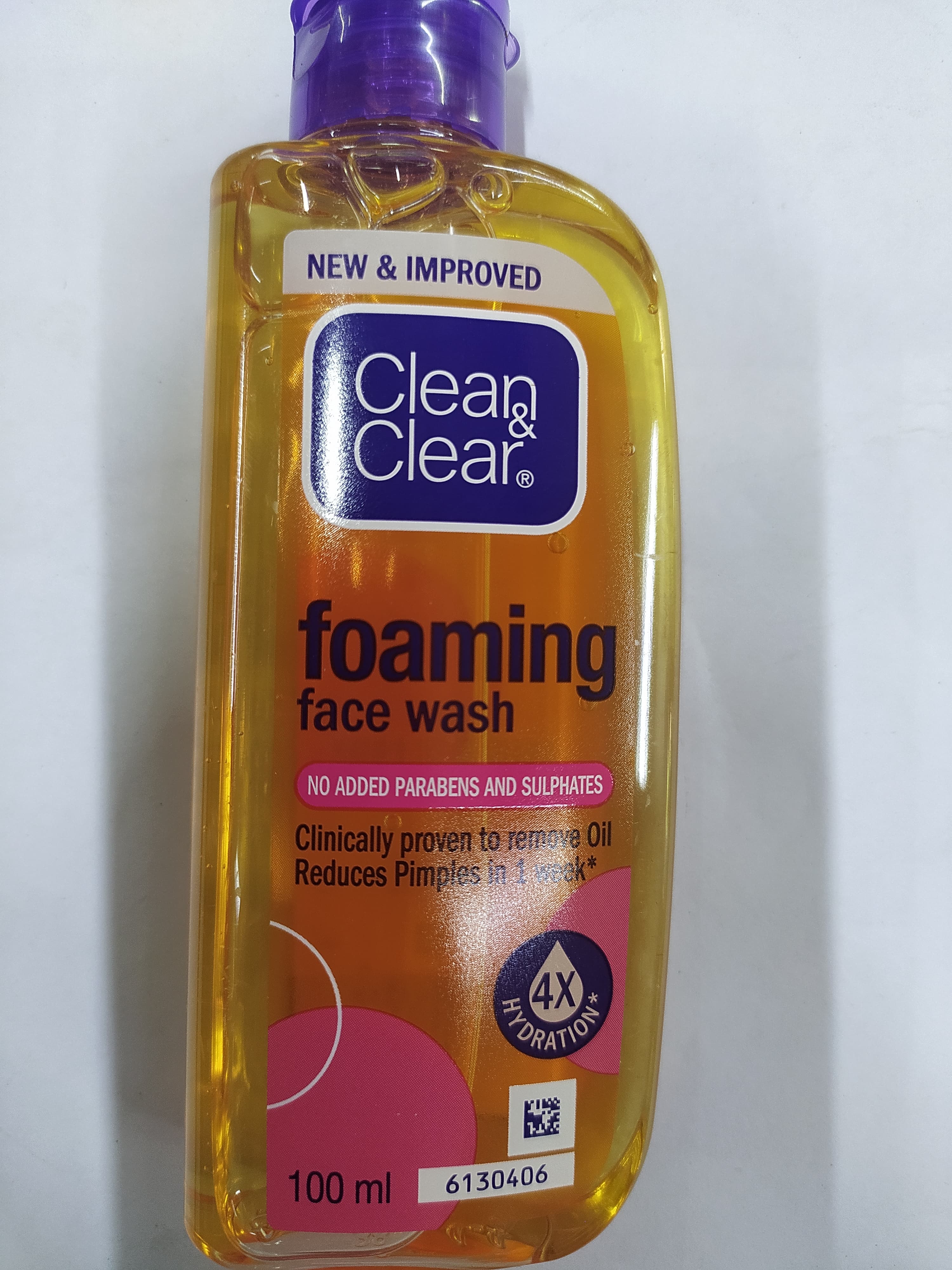 Clean Clear Foaming Face wash No added parabens and sulphates Clinically proven to remove oil