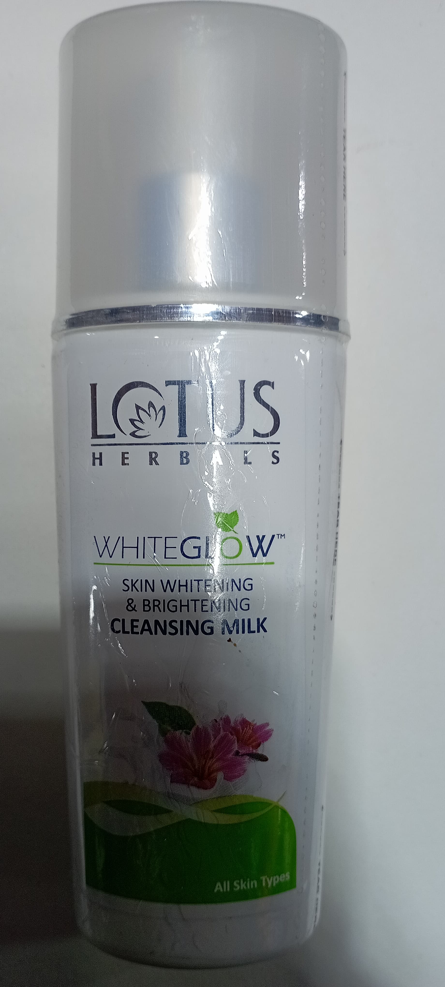 Lotus herbals white glow skin whitening & brightening cleansing milk 80 ml