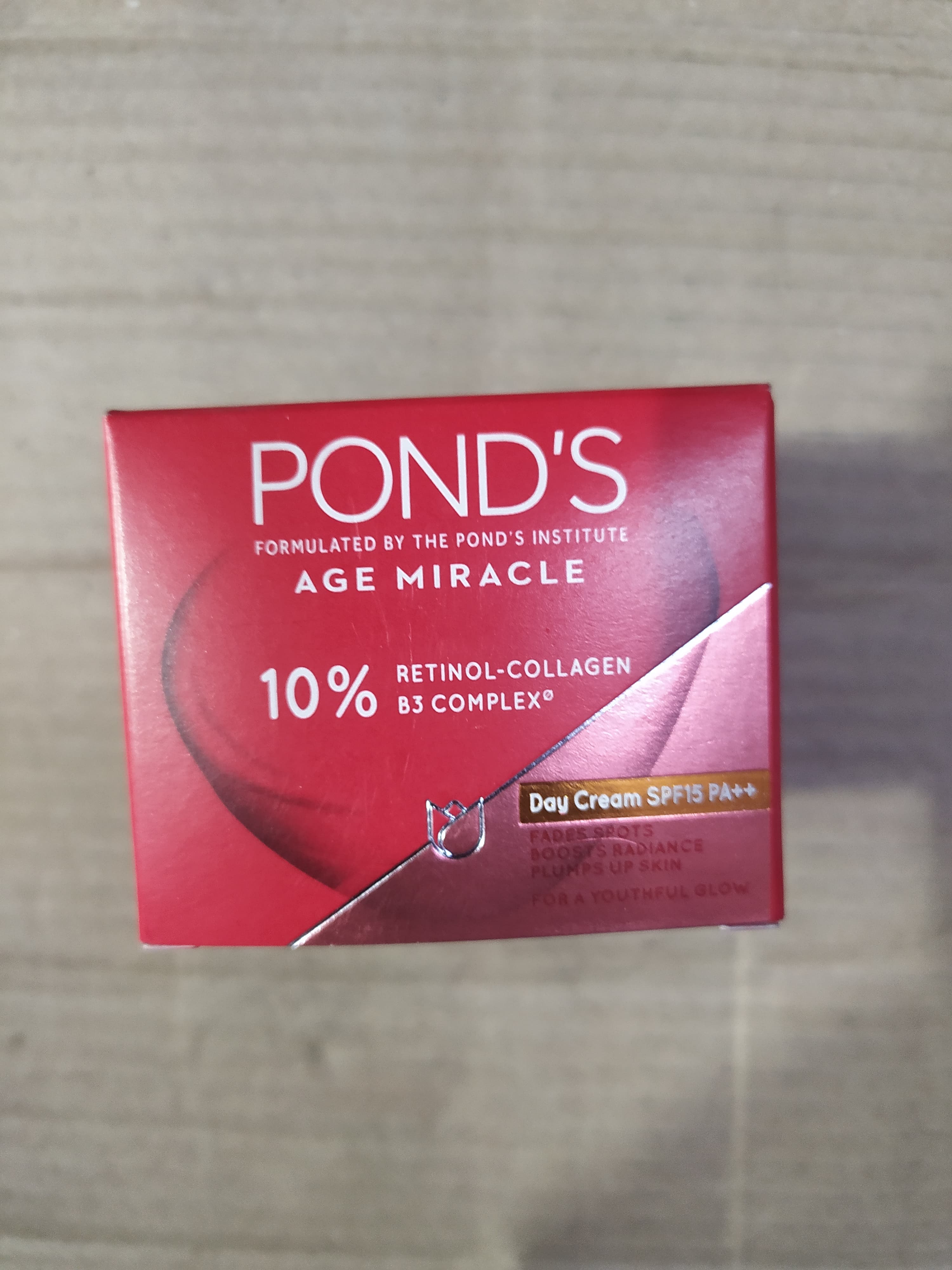 Pond's Age miracle 10% Retinol-collagen 83 complex Day cream spf15 pa++ Fades spots Boosts radiance Plumps up skin Fora youthful glow