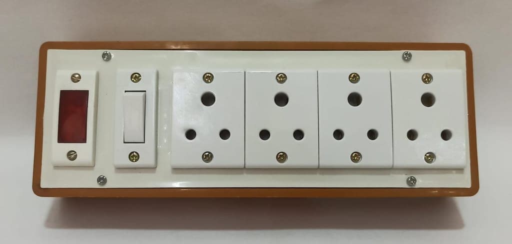 6a-4-sockets-(3-pin-socket)-&-1-switch-extension-box-with-indicator,-16a-plug-&-10m-wire1