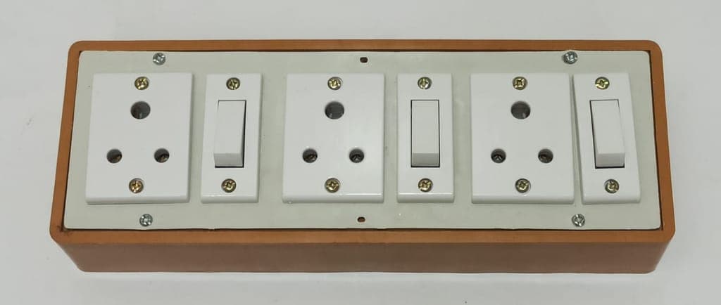 6a-3-sockets-(3-pin-socket)-&-3-switch-extension-box-with-16a-plug-&-40m-wire1