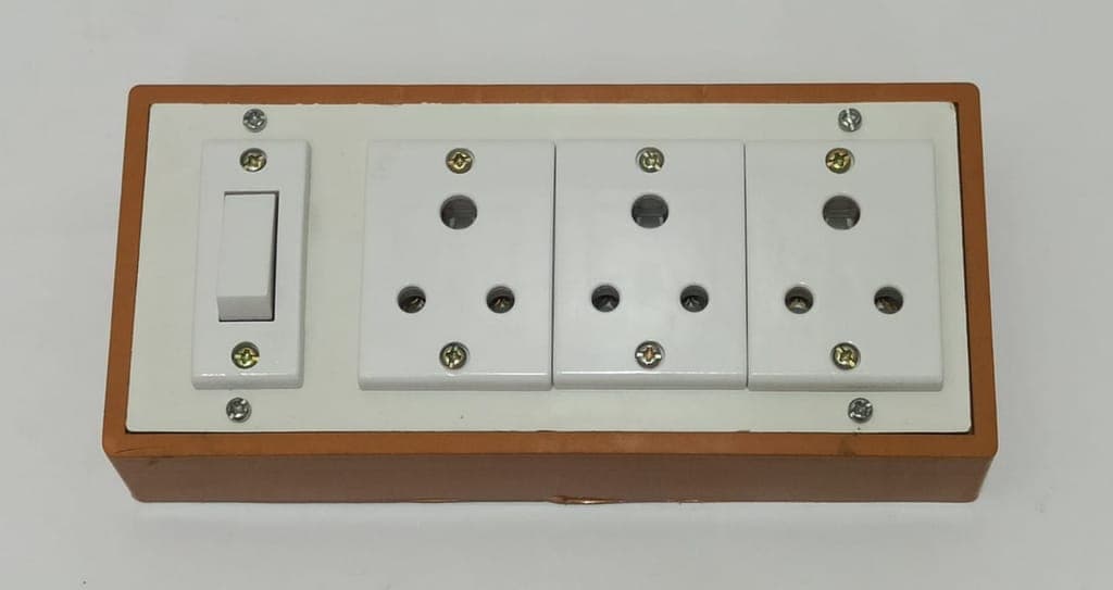 6a-3-sockets-(3-pin-socket)-&-1-switch-extension-box-with-6a-plug-&-50m-wire1