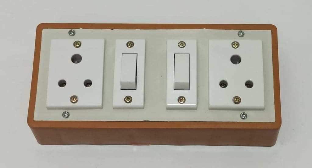 6a-2-sockets-(3-pin-socket)-&-2-switch-extension-box-with-6a-plug-&-3m-wire1