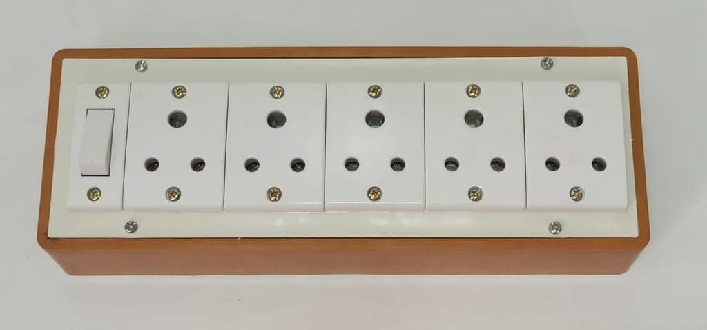 6a-5-sockets-(3-pin-socket)-&-1-switch-extension-box-with-6a-plug-&-50m-wire1
