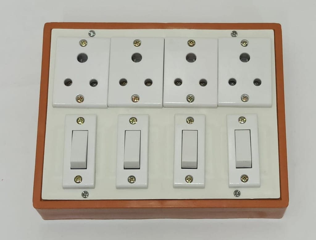 6a-4-sockets-(3-pin-socket)-&-4-switch-(square)-extension-box-with-6a-plug-&-3m-wire1