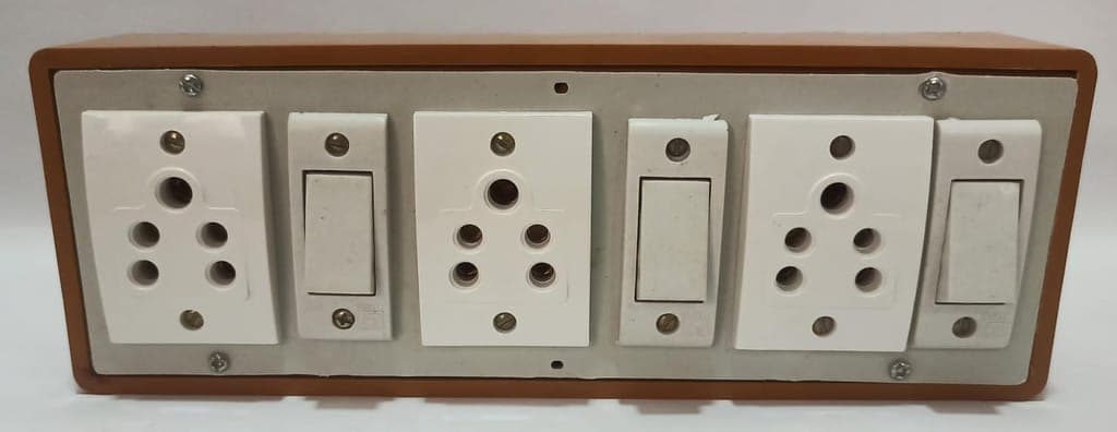 6a-3-sockets-(5-pin-socket)-&-3-switch-extension-box-with-16a-plug-&-25m-wire1