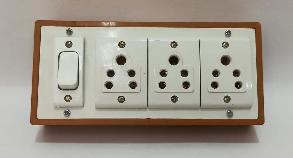 6a-3-sockets-(5-pin-socket)-&-1-switch-extension-box-with-16a-plug-&-20m-wire1