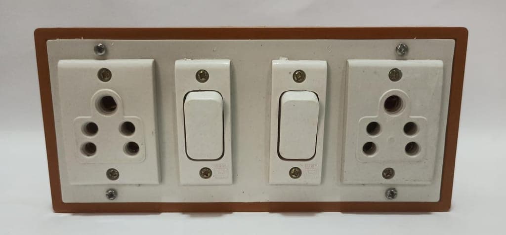 6a-2-sockets-(5-pin-socket)-&-2-switch-extension-box-with-6a-plug-&-40m-wire1