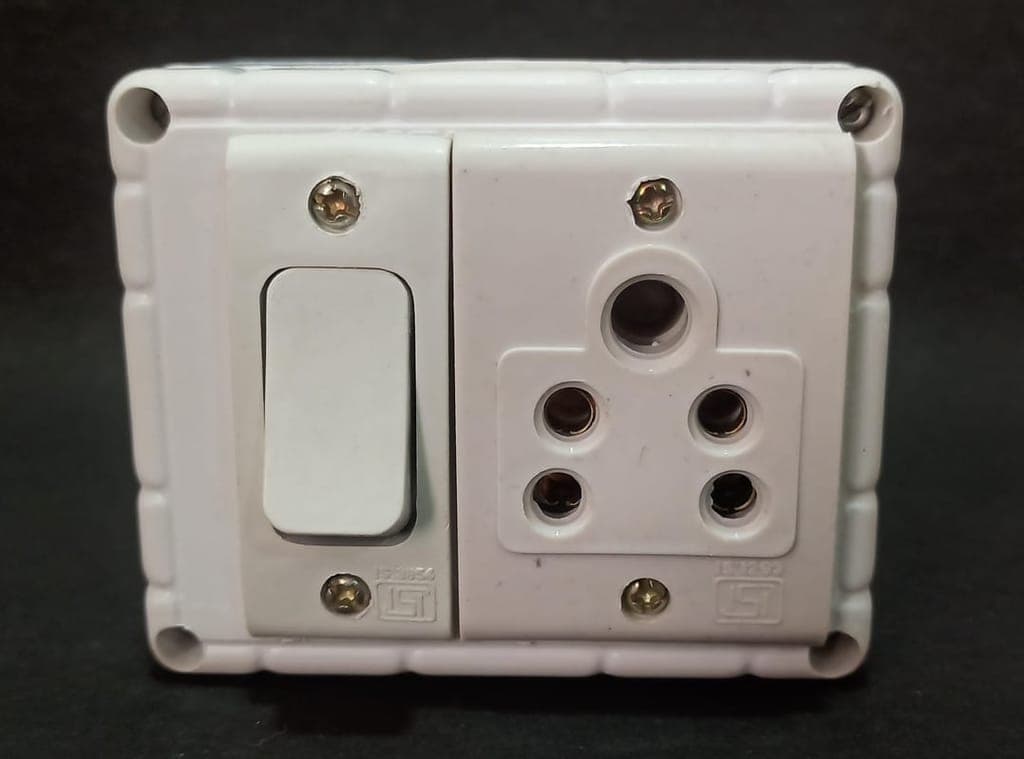 6a-1-socket-(5-pin-socket)-&-1-switch-extension-box-with-6a-plug-&-30m-wire1