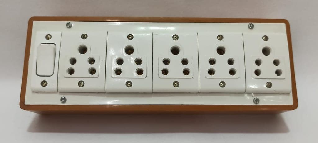 6a-5-sockets-(5-pin-socket)-&-1-switch-extension-box-with-6a-plug-&-40m-wire1