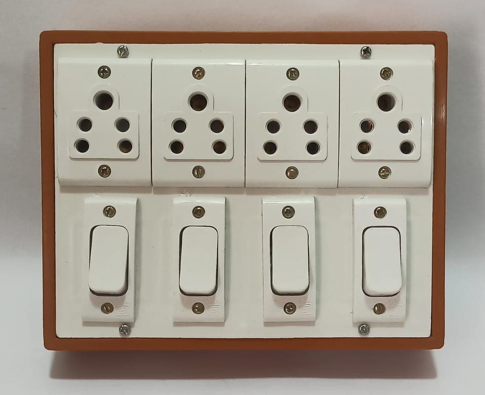 6a-4-sockets-(5-pin-socket)-&-4-switch-(square)-extension-box-with-6a-plug-&-3m-wire1