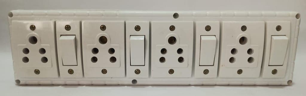 6a-4-sockets-(5-pin-socket)-&-4-switch-(straight)-extension-box-with-6a-plug-&-3m-wire1