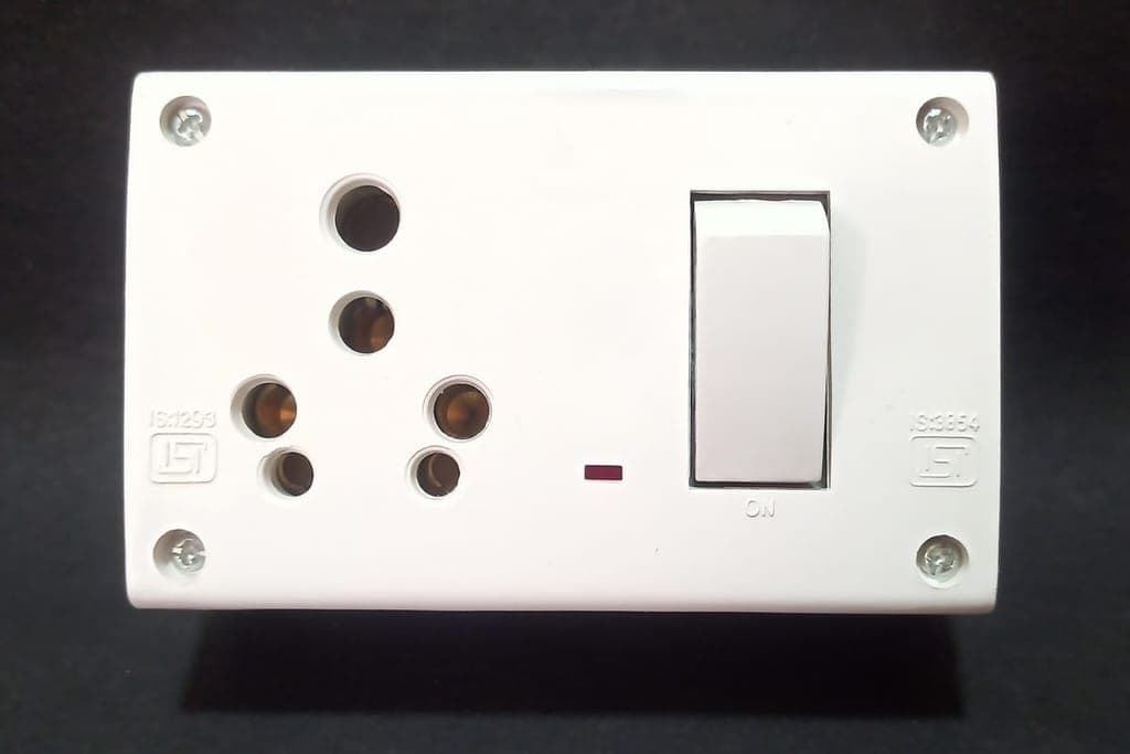 16a-1-socket-&-1-switch-extension-box-with-6a-plug-&-10-meter-wire1